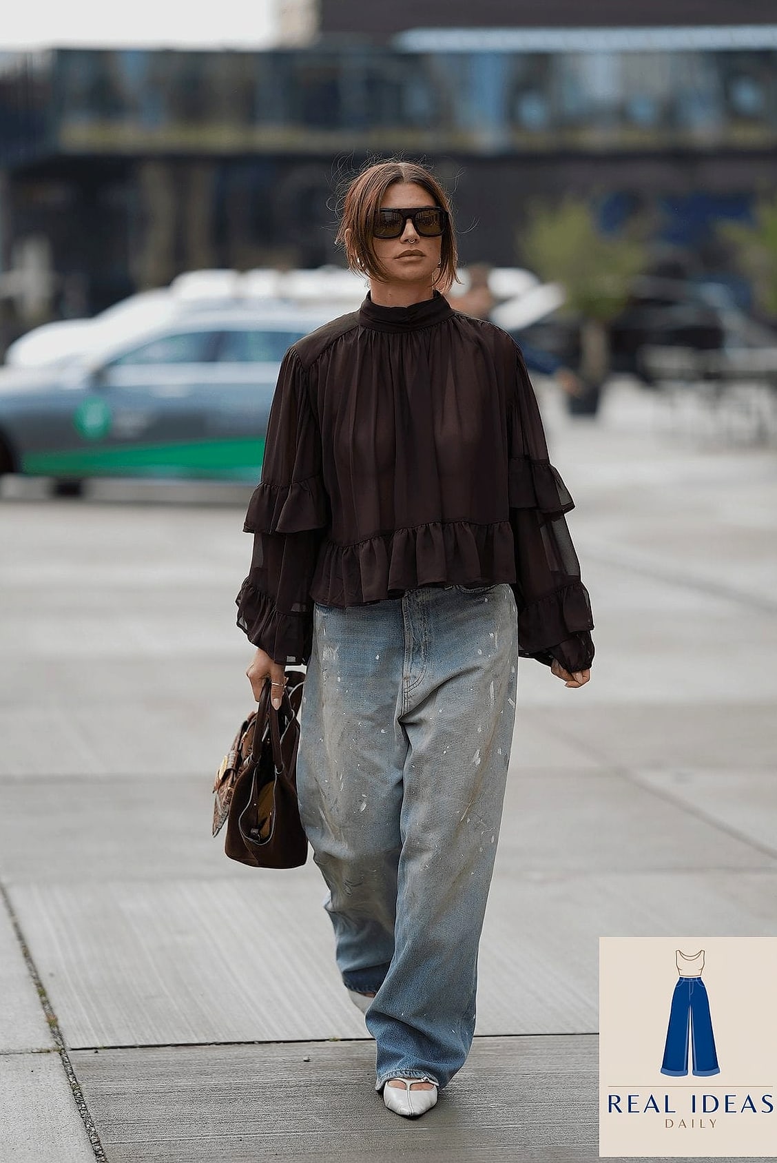 25 Outfits Con Baggy Jeans That Are Absolutely Stunning 2 Baggy-Jeans Outfit: With Lug-Sole Platforms