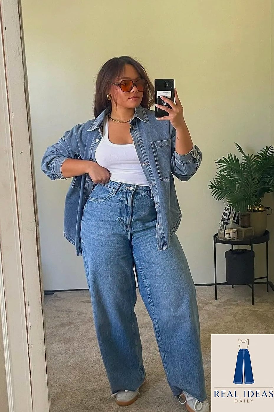 21 Tops To Wear With Baggy Jeans Every Style Lover Needs to See 7 Baggy-Jeans Outfit: With Shearling Accessories