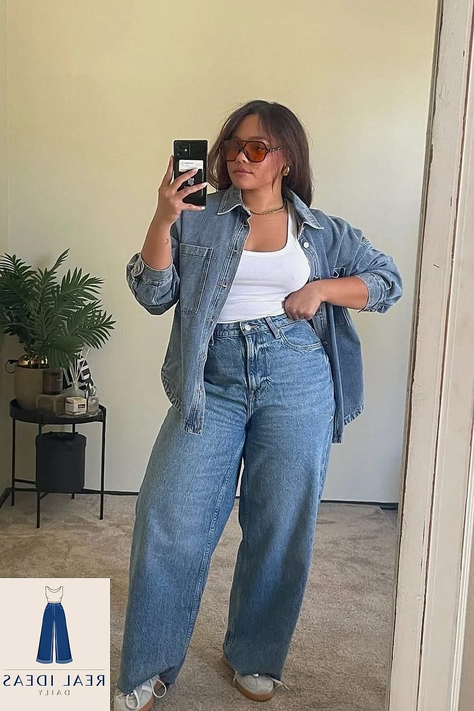 21 Tops To Wear With Baggy Jeans Every Style Lover Needs to See 9 Baggy-Jeans Outfit: With an Oversized Hoodie