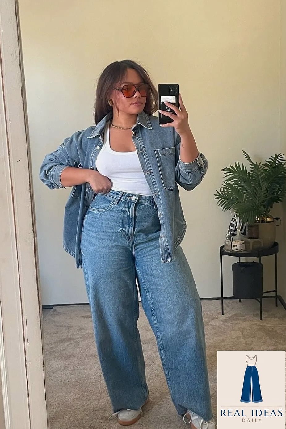 21 Tops To Wear With Baggy Jeans Every Style Lover Needs to See 13 Baggy-Jeans Outfit: With a Cropped Denim Jacket