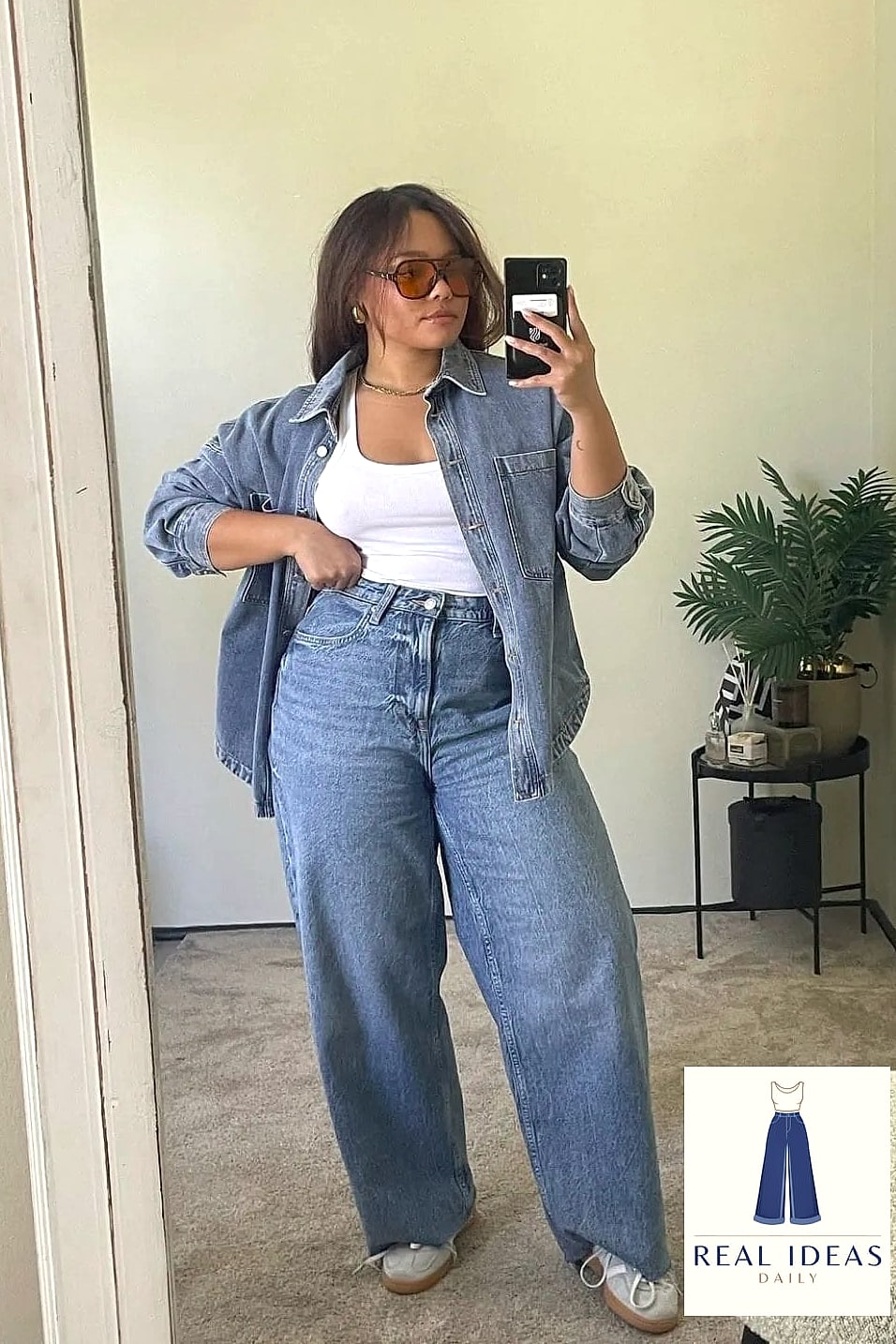 21 Tops To Wear With Baggy Jeans Every Style Lover Needs to See 14 Baggy-Jeans Outfit: With a Fitted Long-Sleeve Tee