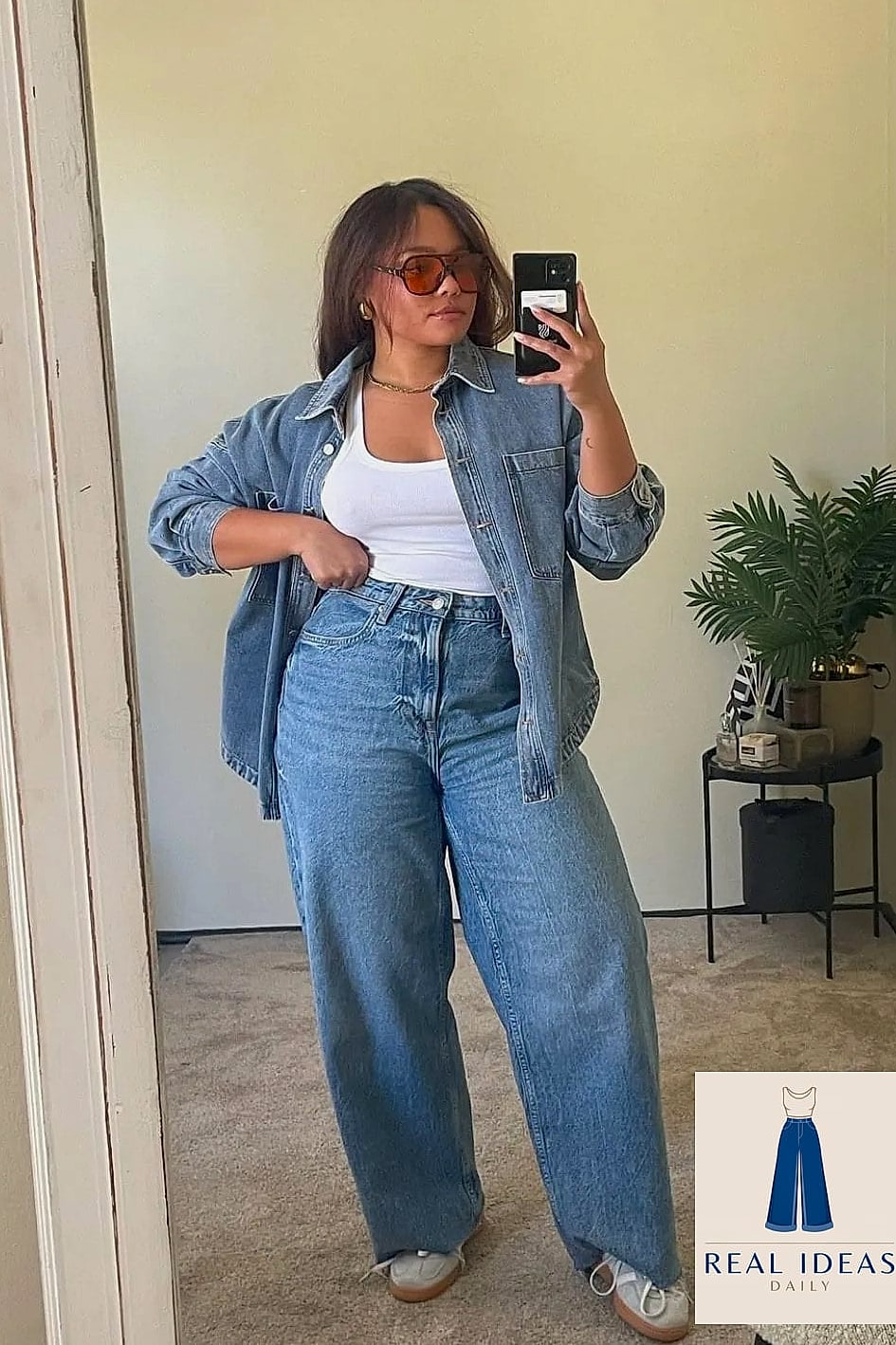 21 Tops To Wear With Baggy Jeans Every Style Lover Needs to See 16 Baggy-Jeans Outfit: With a Graphic Tee