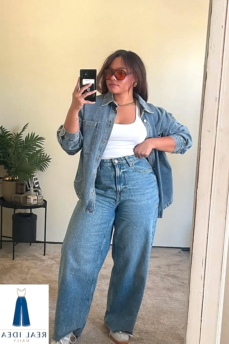 21 Tops To Wear With Baggy Jeans Every Style Lover Needs to See 19 Baggy-Jeans Outfit: With a Sporty Bodysuit