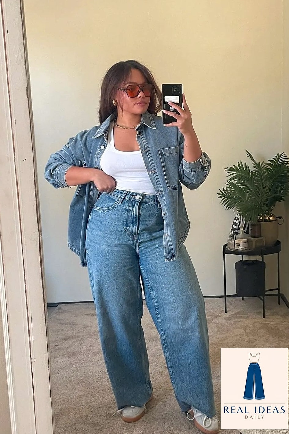 21 Tops To Wear With Baggy Jeans Every Style Lover Needs to See 20 Baggy-Jeans Outfit: With a Statement Sleeve Top