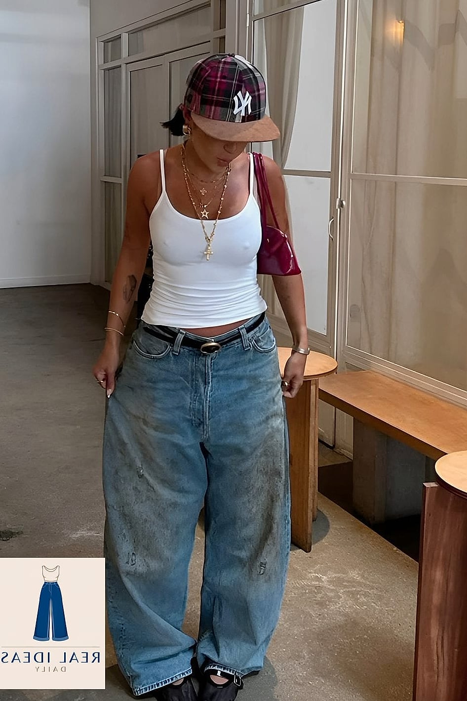 Baggy-Jeans Outfit: With a Sheer Layered Top