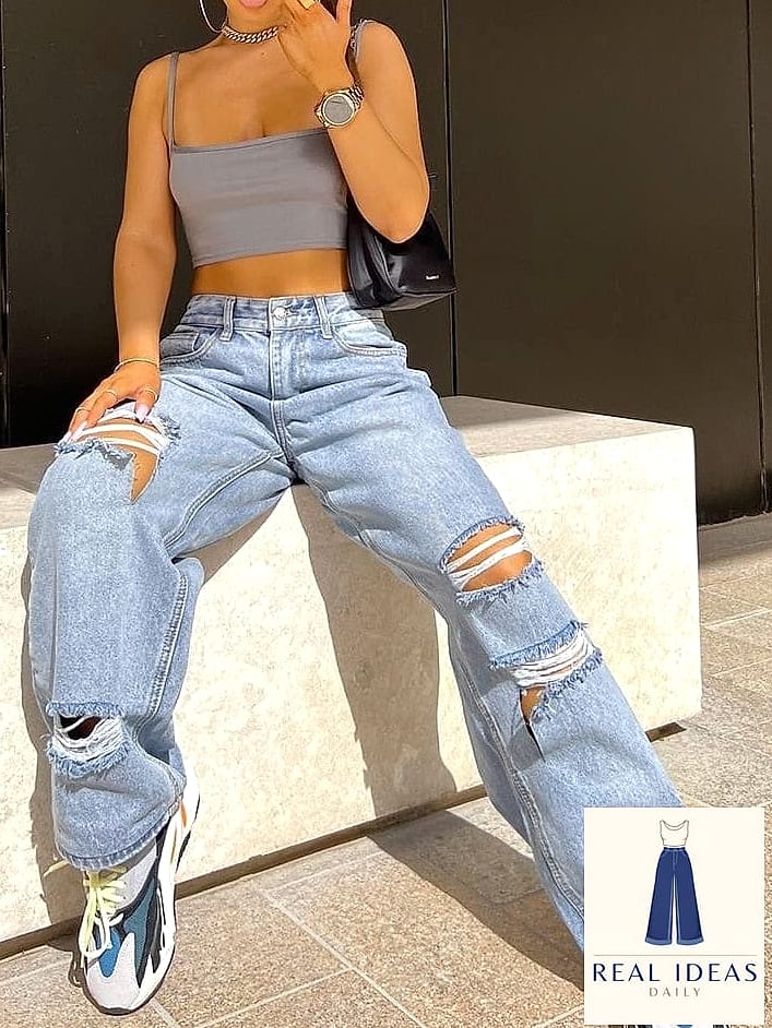 Baggy-Jeans Outfit: With Chrome or Glazed Donut Nails