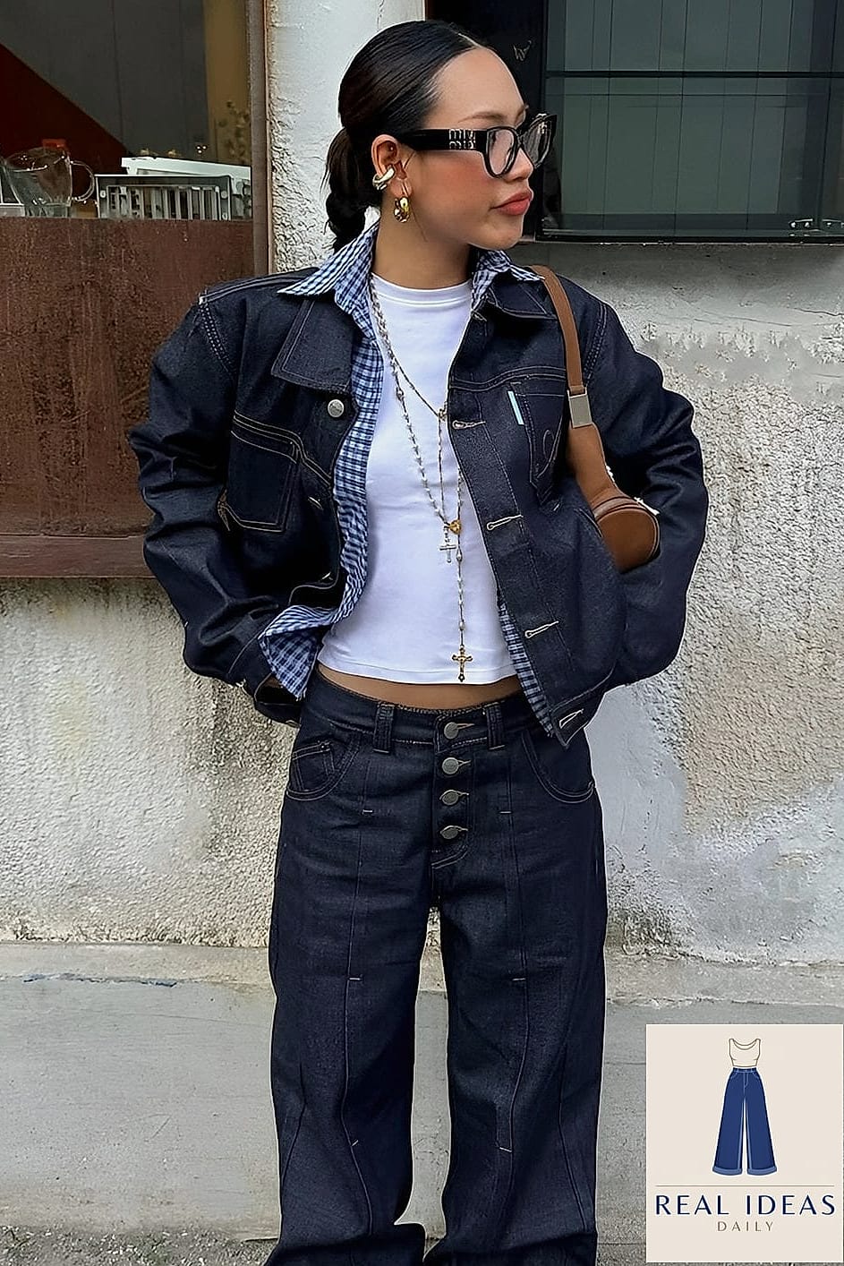 Baggy-Jeans Outfit: With Layered Gold Jewelry