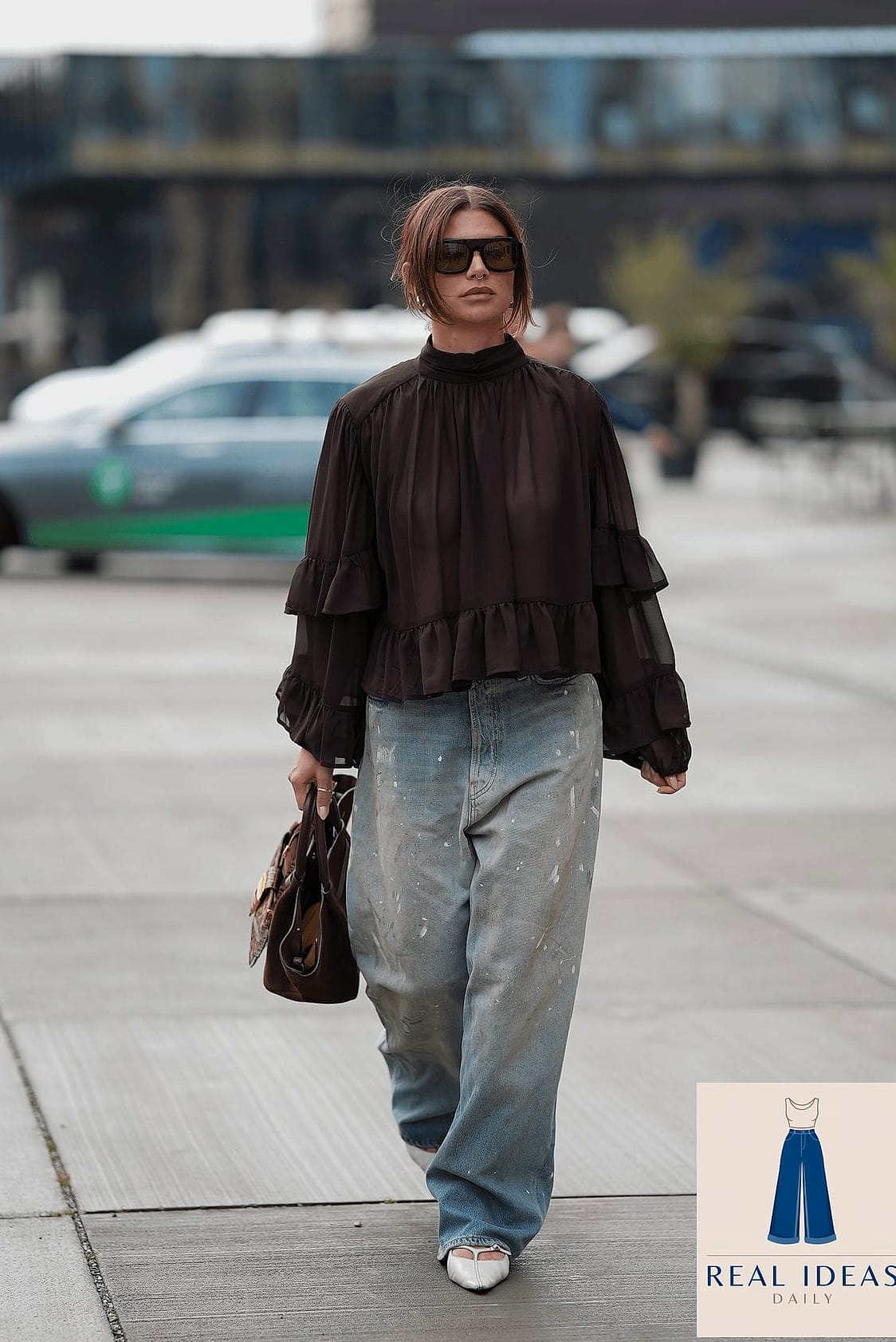 26 Outfits With Baggy Jeans That Are Absolutely Stunning 7 Baggy-Jeans Outfit: With Bow-Adorned Kitten Heels