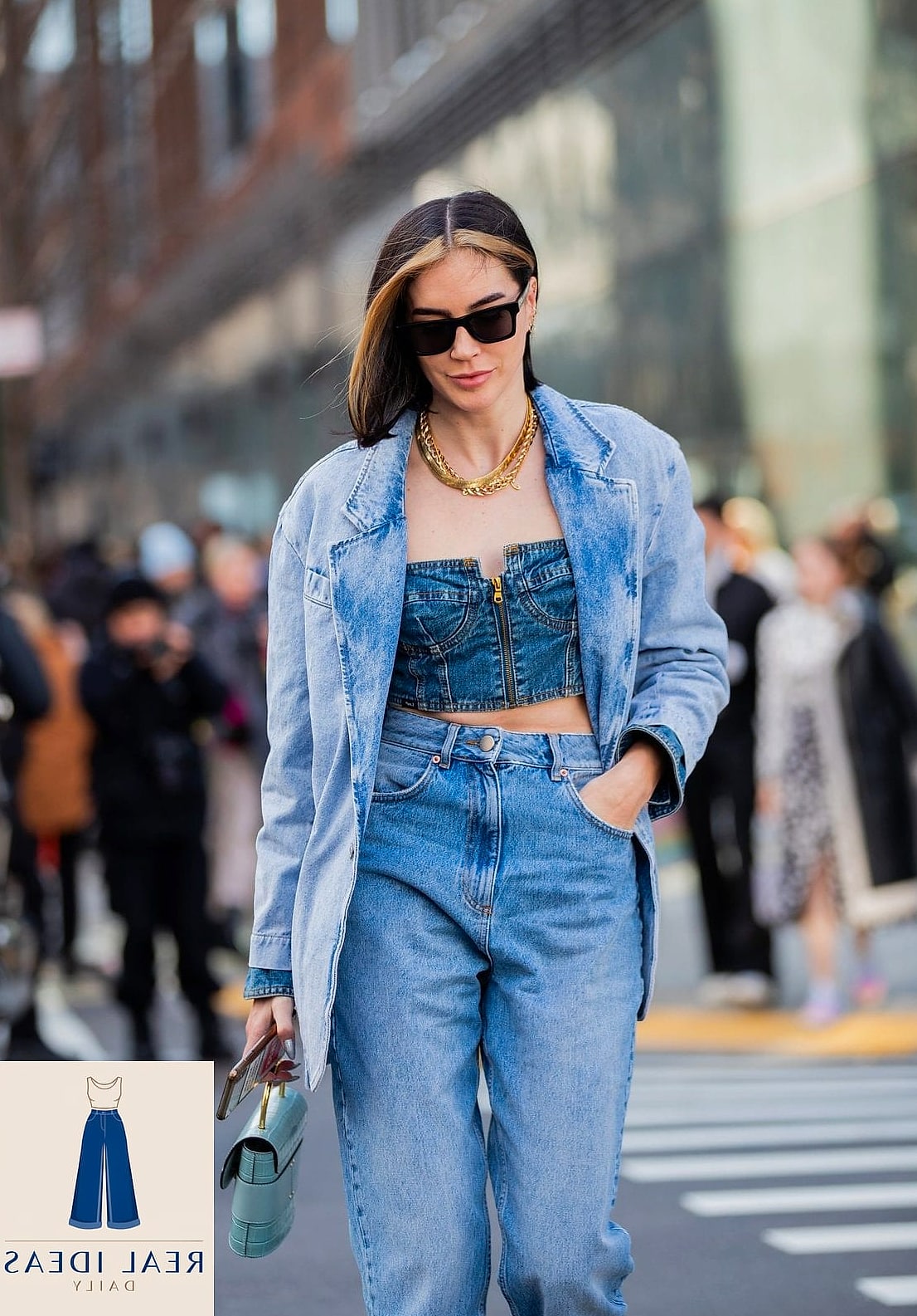 26 Outfits With Baggy Jeans That Are Absolutely Stunning 15 Baggy-Jeans Outfit: With Animal Print