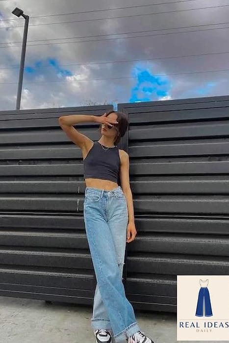 26 Outfits With Baggy Jeans That Are Absolutely Stunning 28 Baggy-Jeans Outfit: With a Fitted Tank and Statement Belt
