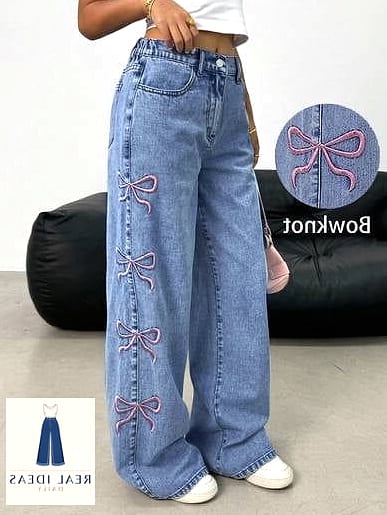 Baggy-Jeans Outfit: With Bow-Adorned Kitten Heels