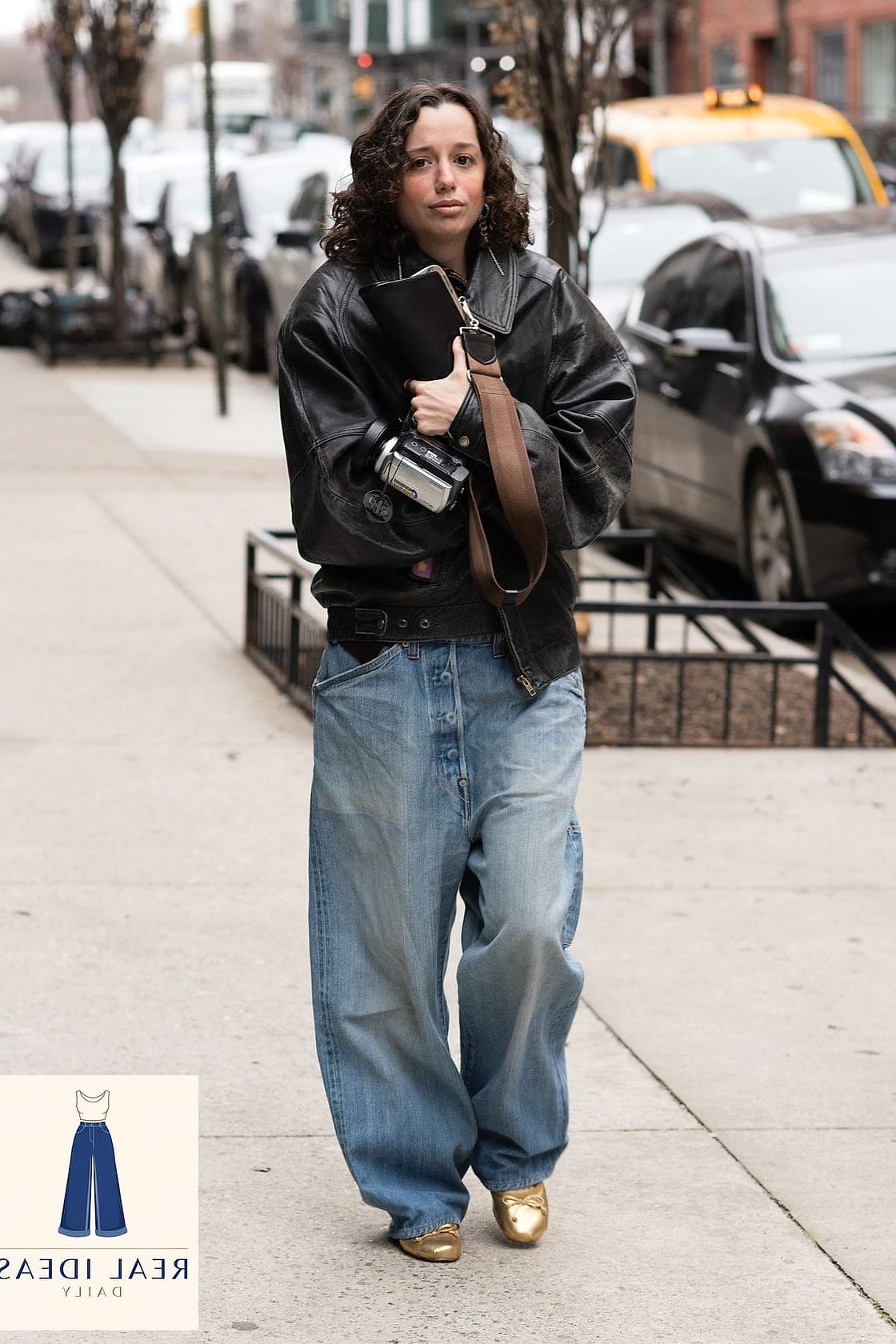 26 Cute Baggy Jeans Outfit Every Style Lover Needs to See 8 Baggy-Jeans Outfit: With Shearling Accessories