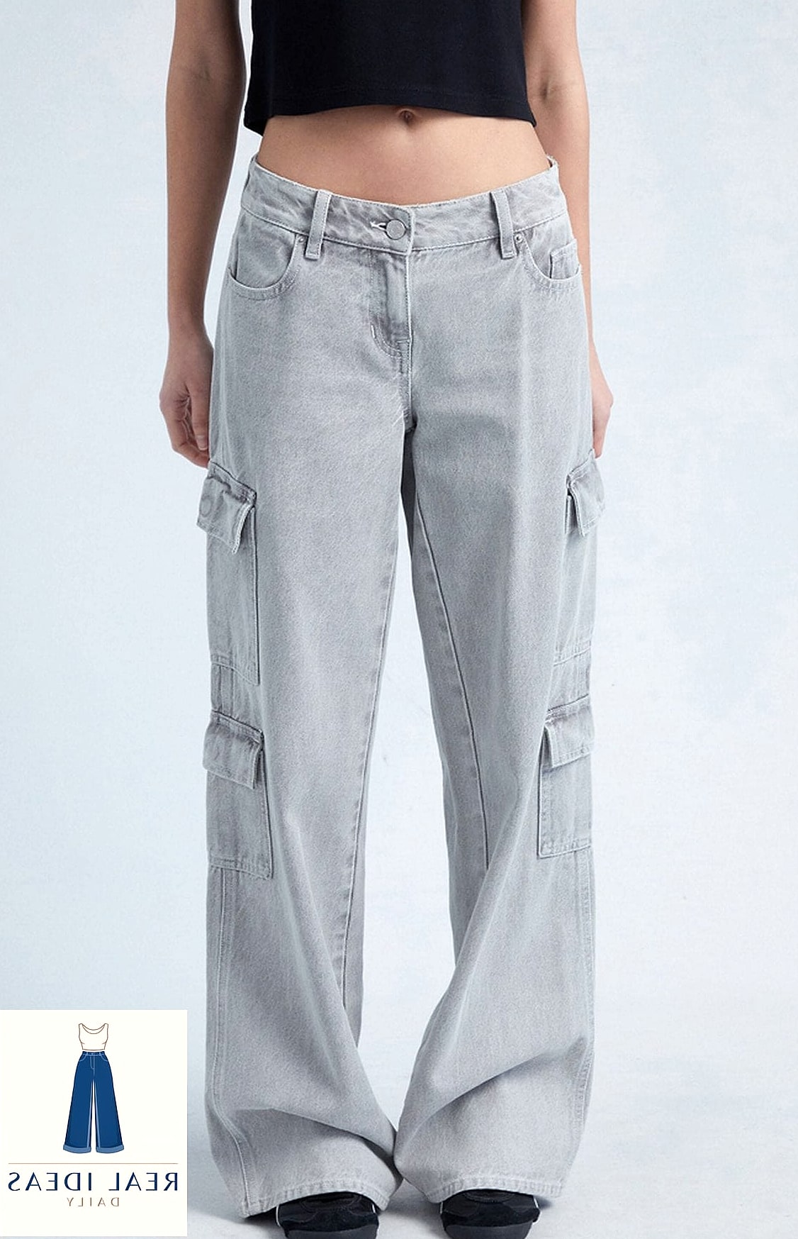 26 Cute Baggy Jeans Outfit Every Style Lover Needs to See 14 Cargo-Style Baggy Jeans and Crop Top