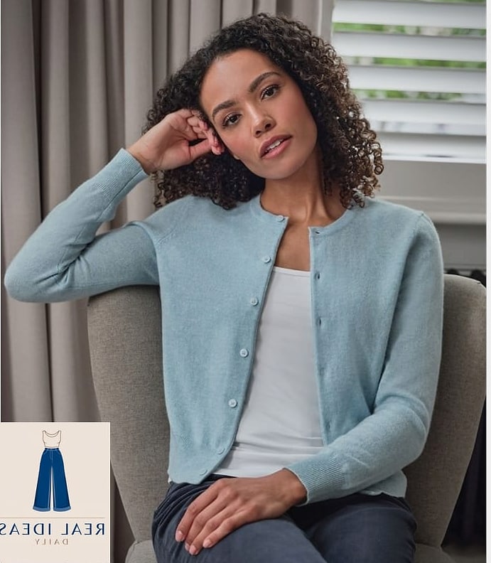 27 Light Blue Baggy Jeans Outfit That Every Stylist Needs to See 25 Cropped Cardigan Buttoned Up