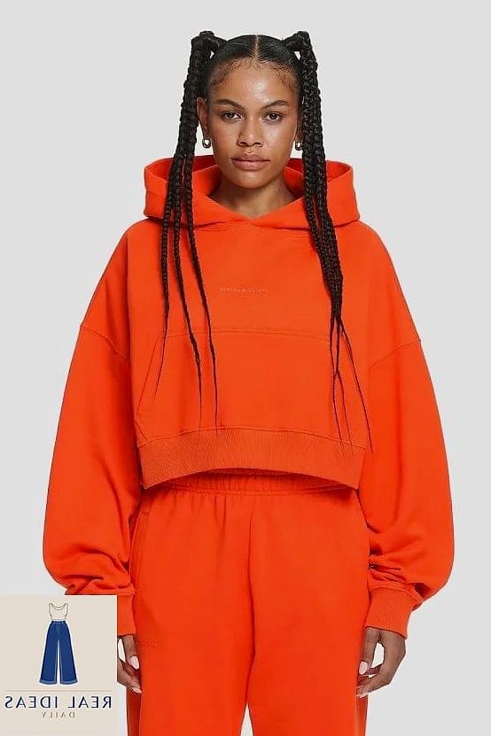 Cropped Red Hoodie with High-Waisted Straight Jeans