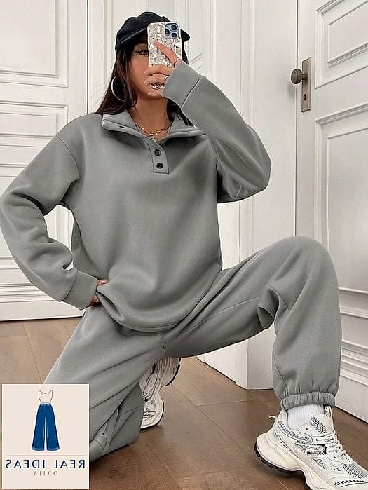 30 Grey Sweatpants Outfit You'll Want to Screenshot Immediately 26 Sporty crop top and joggers-style sweatpants