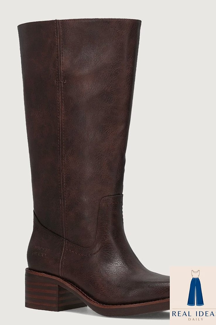 Wide-leg trousers with a peek of boot